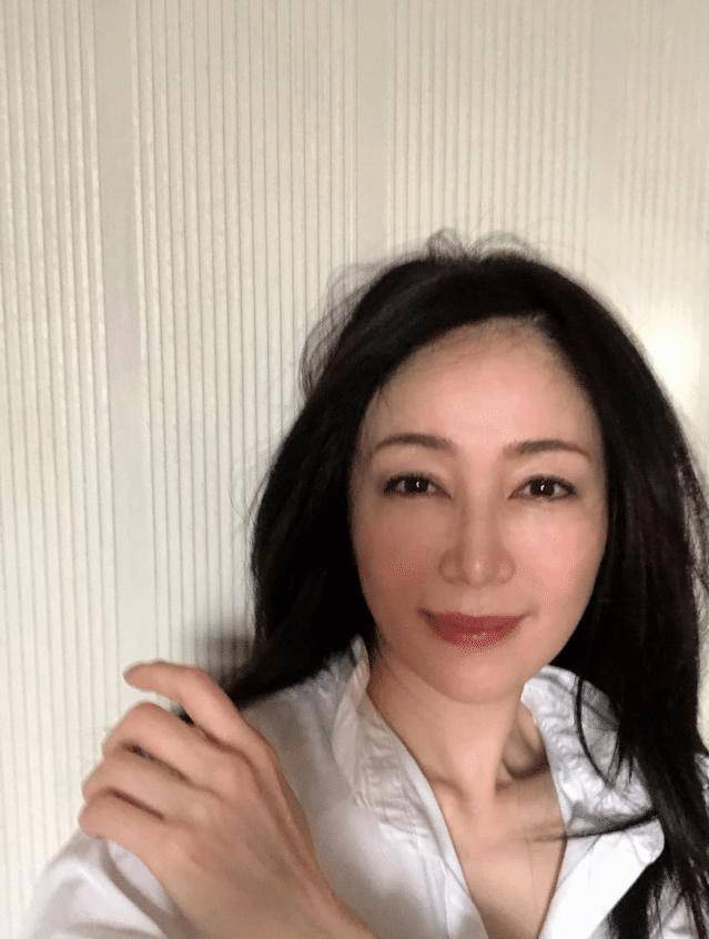 肌肤水美光滑52岁坂村薰拿下国外选美冠军可谓艳压群芳