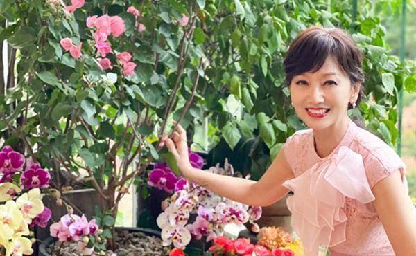 原创赵雅芝豪宅庆生晒好友合照66岁气质依旧出彩身材苗条宛若少女