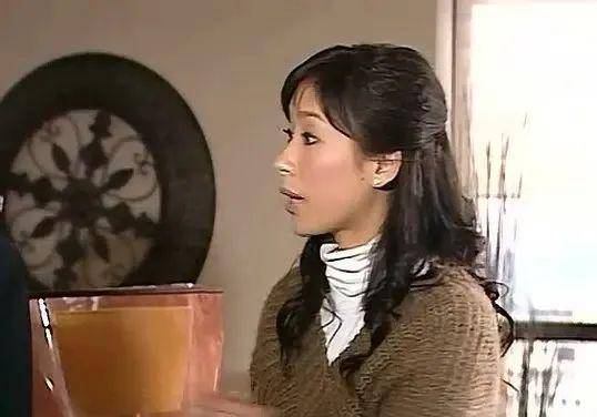 2008年,《溏心风暴2:家好月圆》中的养女阿月,短发凌厉,大耳环又增添