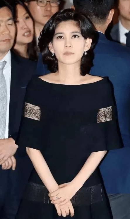 三星长公主太惊艳了下嫁保镖老公西装打扮气质不输明星