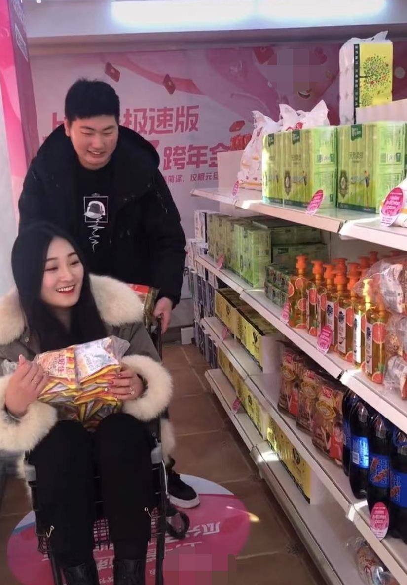 坐超市购物车让老公推,满脸享受似大小姐_陈亚男_朱小伟_质疑