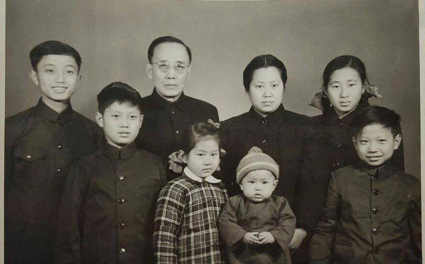 图 郭沫若与夫人于立群,孩子们合影不是爱人,是亲人1938年,郭朝沛将