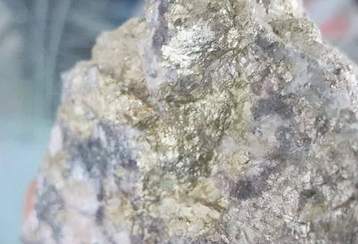 朱溪钨矿床中分布最为广泛的金属矿物为白钨矿,其不同于乌黑晶亮的黑