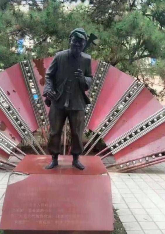 赵本山铁岭铜雕像被修复，生平简介字体冒金光，是粉丝行为？