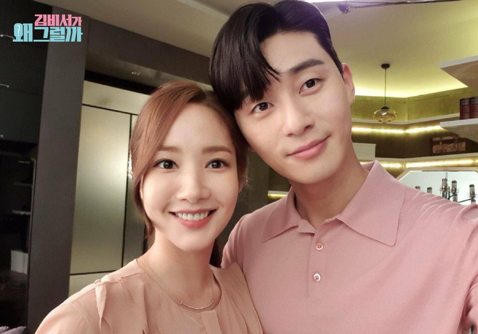 二人在2018年韩剧《金秘书为何那样》饰演副会长与秘书。大家觉得她和朴叙