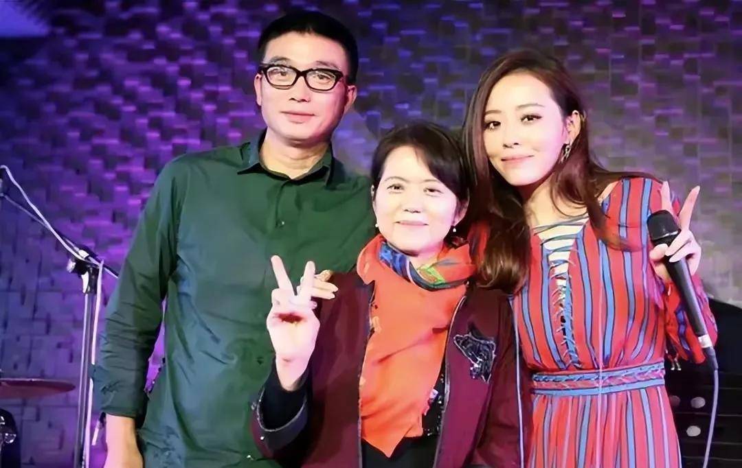 张靓颖赔6亿却能东山再起,冯轲有公司反没信了,分