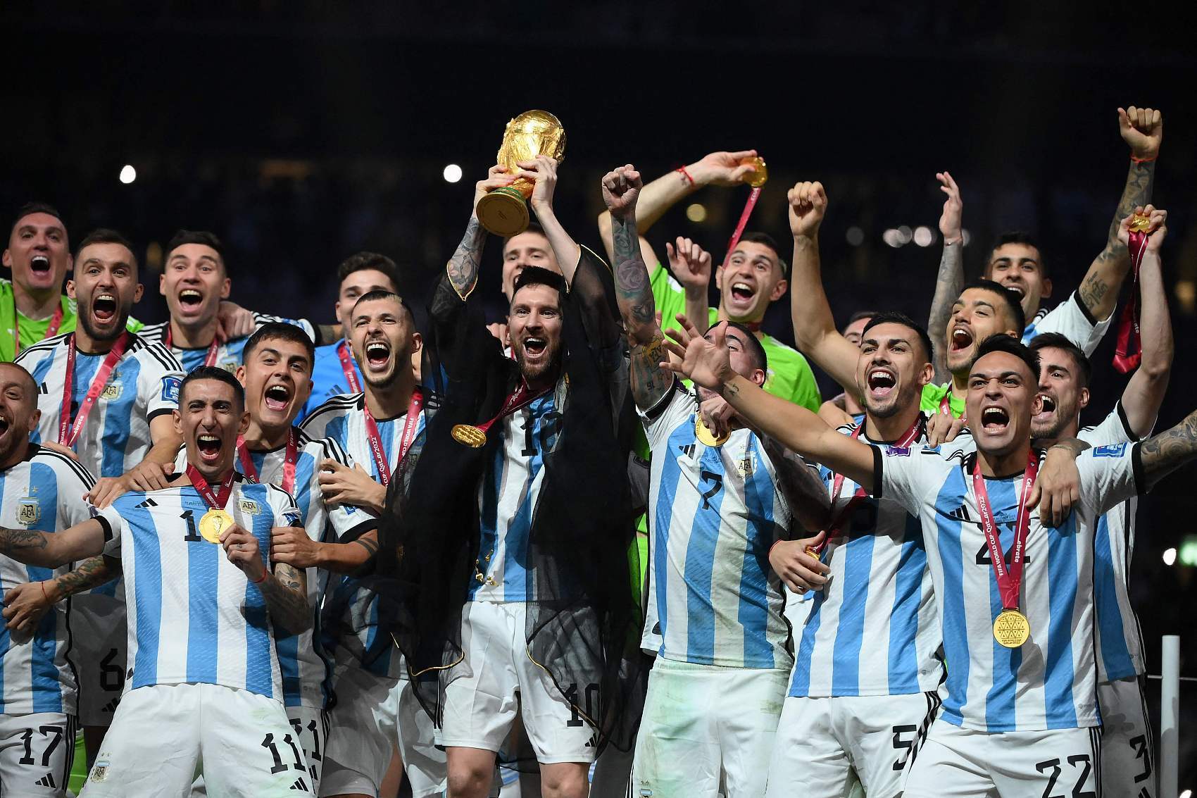 原创
  原创三杯！阿根廷队亮出圣诞礼物，球王梅西让4500万人激动 第1张
