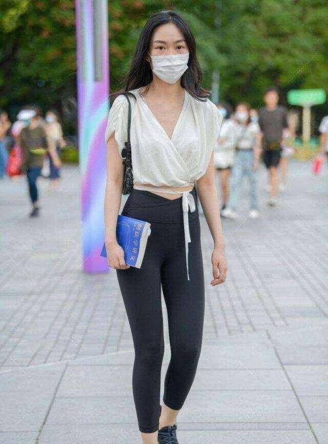 米乐M6 M6米乐优雅气质的瑜伽裤可是必备品有设计感的才时髦好看大腿肉滑(图5)