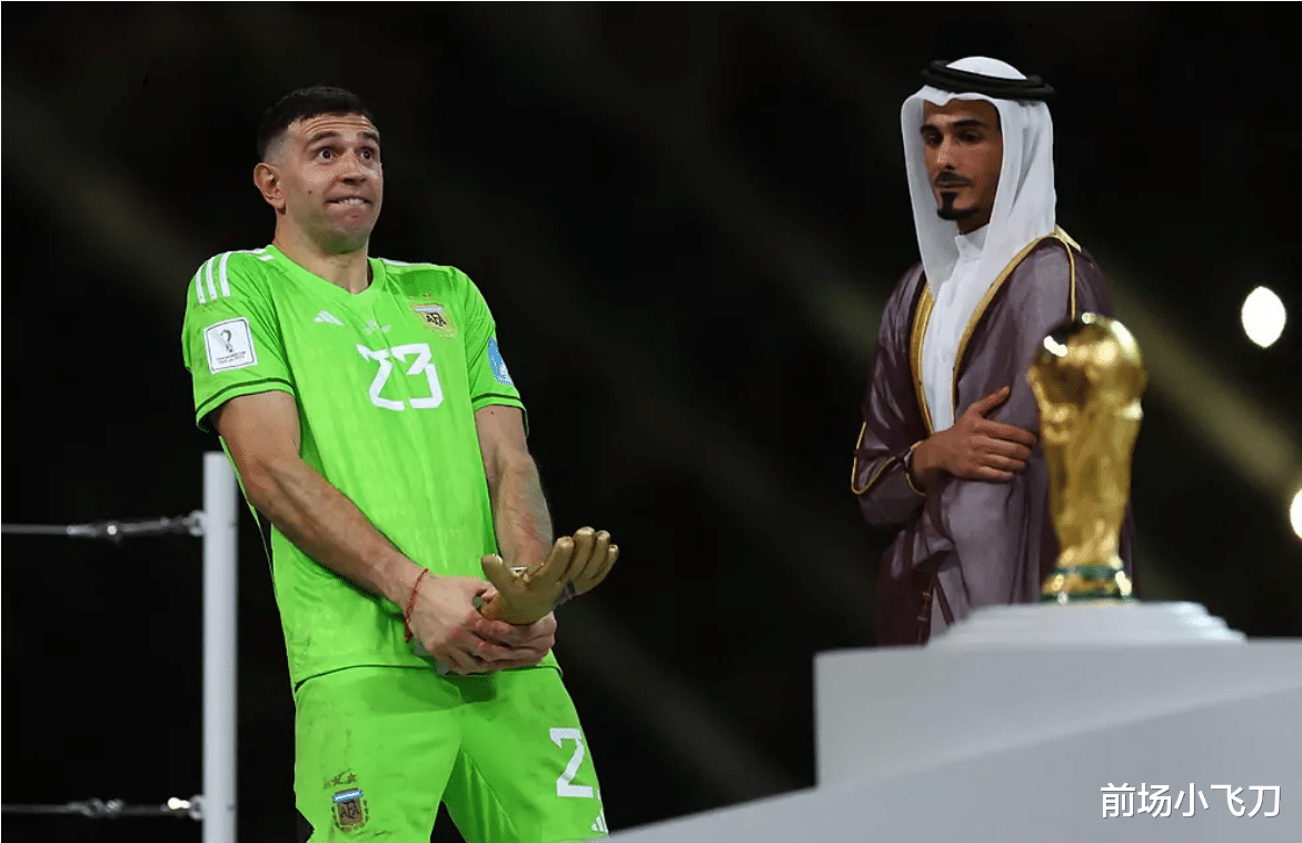阿根廷赢了卡塔尔世界杯，却给全世界球迷展示了满身的不但彩