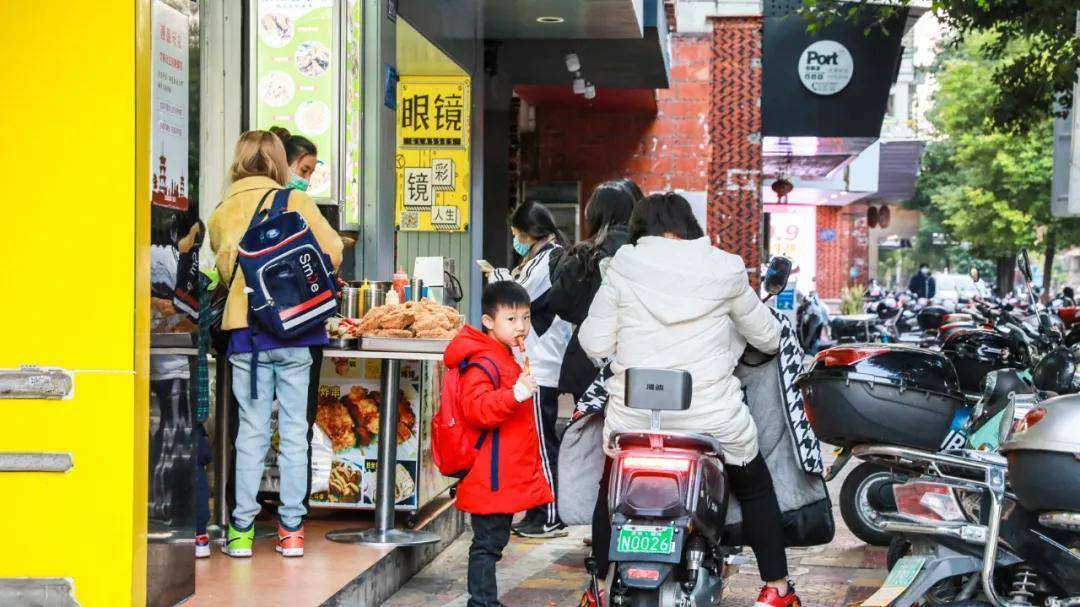 学府路上的人气炸串店，传闻良多学生的零花钱都花在那里