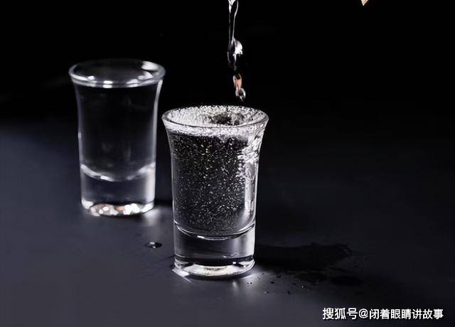 老酒友为啥喝酒常带一瓶水？里手解答此中“原因”，早看早晓得