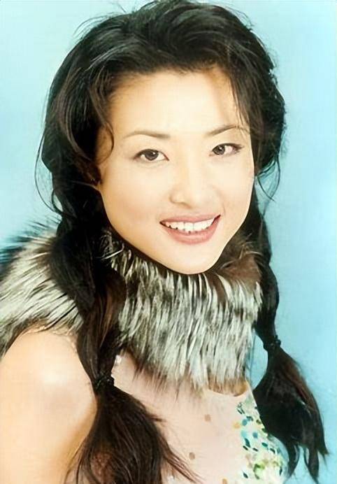 2002年，电视一姐周涛与姚科分手转嫁殷商，说本身碰到了实爱