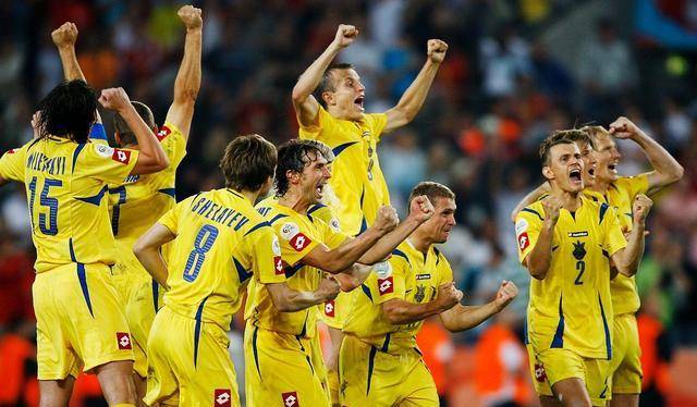 女球迷放纵庆贺！英格兰4球击溃乌克兰，五场零封破欧洲杯纪录
