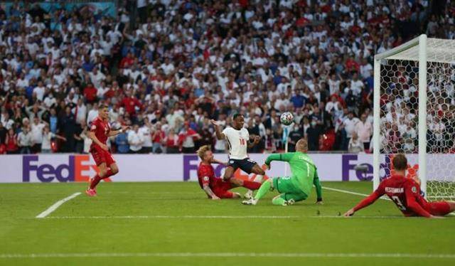 0-1到1-1！欧洲杯疯狂9分钟：英格兰神迹告破，凯恩+斯特林造乌龙