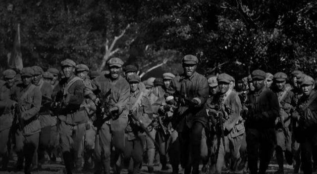 徐海东号令六十名兵士，各个手持机枪开路，杀出仇敌封锁线