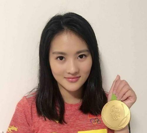 她是跳水女皇，曾获五枚奥运金牌，被奉为跳水女神，因变胖受嘲弄