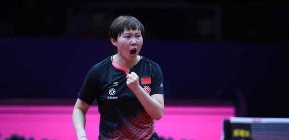 女乒世界杯半决赛，刘诗雯展现强大角逐控造力，刘国梁场边乐畅怀