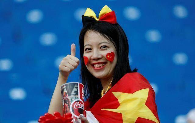为难一幕！中国球迷身披国旗不雅战比利时VS日本，网友：凑什么热闹