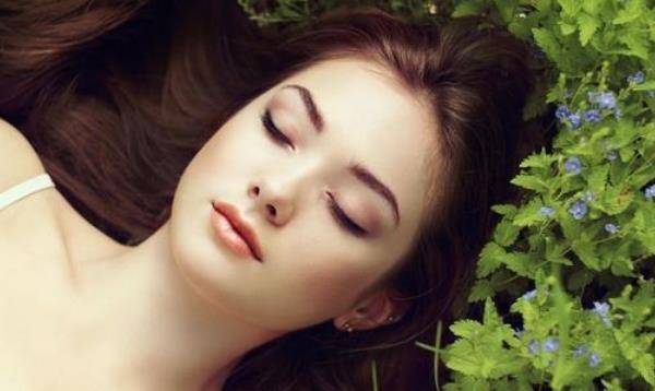做梦梦到死去的人笑不说话是什么意思？解梦专家为你揭秘隐藏的情感密码