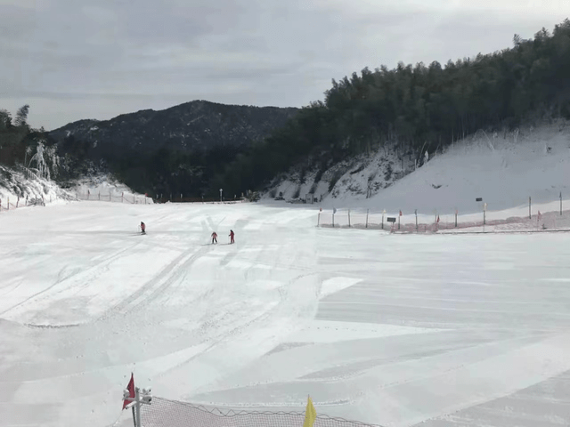 谈球吧体育飞驰在冰雪世界的无尽快感让人们爱上了滑雪这项运动(图4)