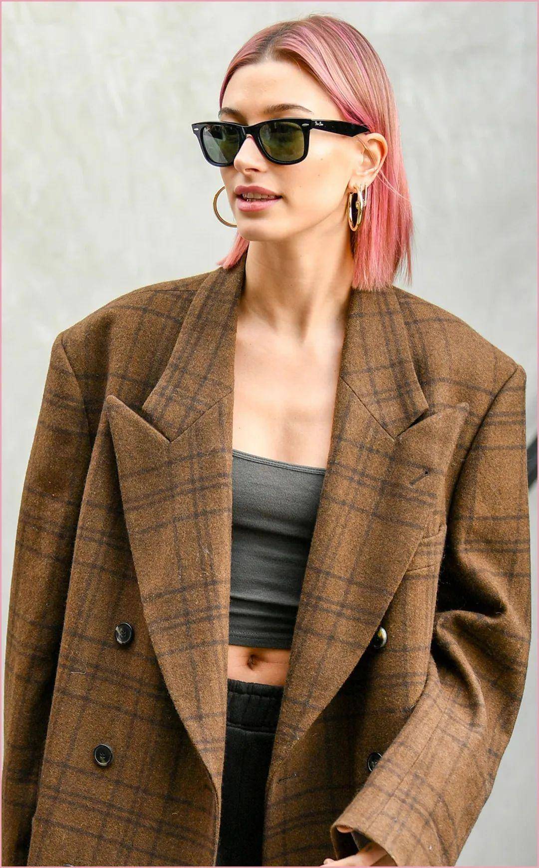 出街即炸街，Hailey Bieber 的大佬式私服