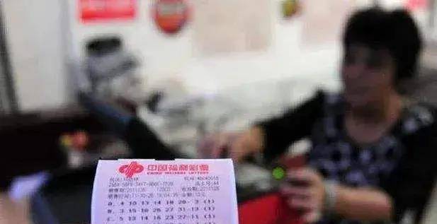 若是买彩票中了大奖，什么时候才气收到奖金？