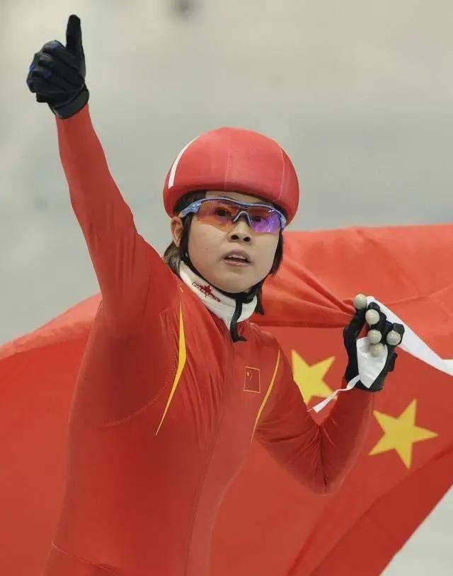 北京冬奥会，捧红了一个不是冠军的讲解王濛，谁能与之争锋？