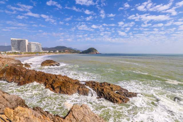 大岁首年月一，海陵岛登高祈福贺新春，悬崖泳池光景奇特秀丽