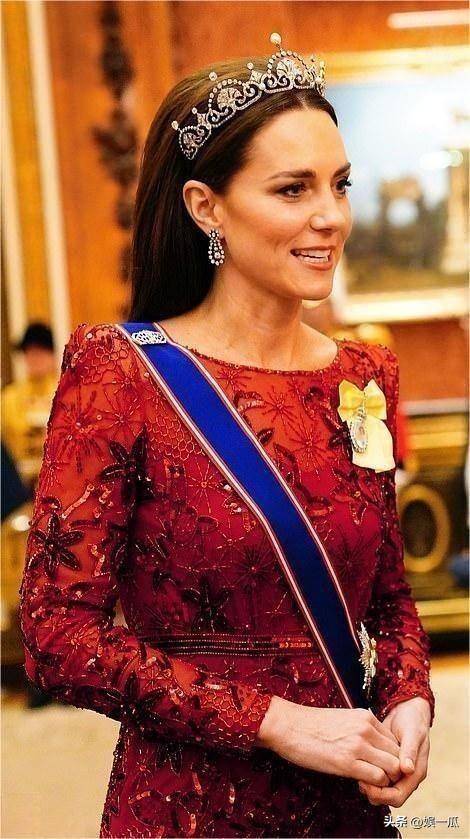凯特王妃莲花王冠红宝石长裙，风头完胜卡米拉王后