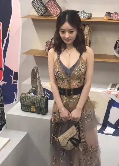 赵丽颖一改保守风格吊带裙里配深V简CQ9电子 CQ9传奇电子直是美出新高度(图4)