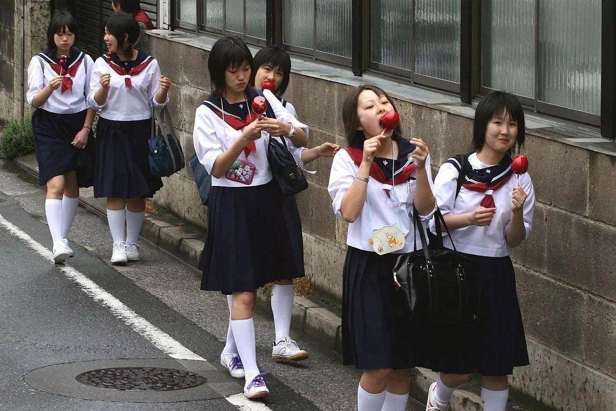 双赢彩票以“女学生制服”作分析深入探究日本文化(图1)