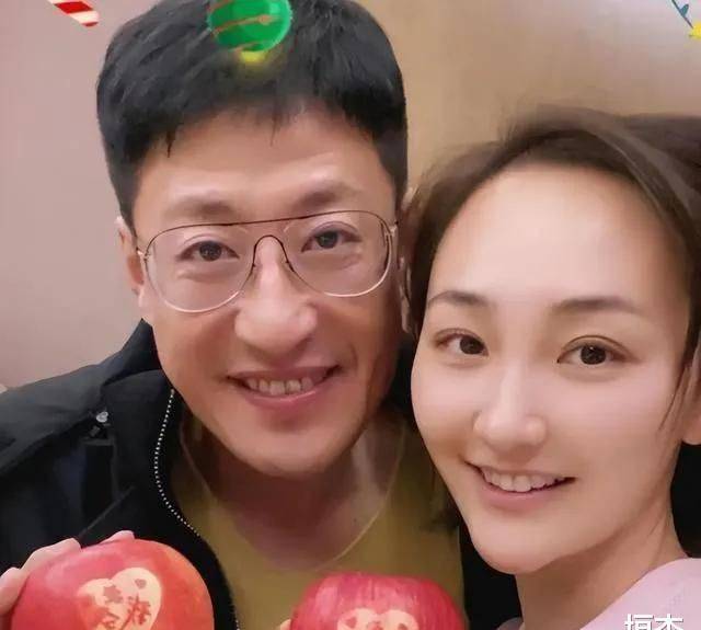 于震：二婚娶小13岁娇妻，婚后连生三胎，现在一家五口其乐融融