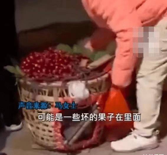 原创福建厦门，男子路边买车厘子，大妈上演无影手瞬间掉包