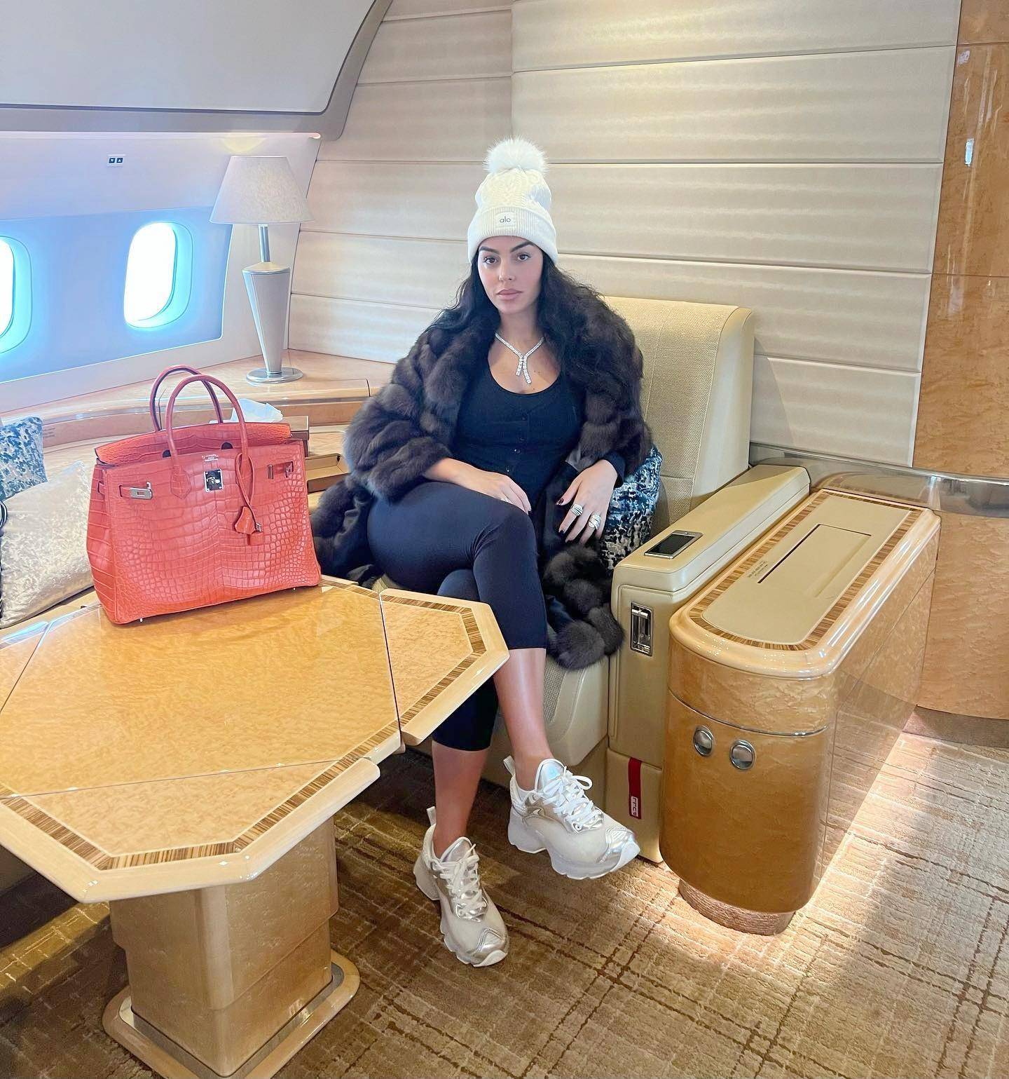 C罗老婆过生日不简单，拎18万的秀婀娜身段，厘米高跟鞋太夸大