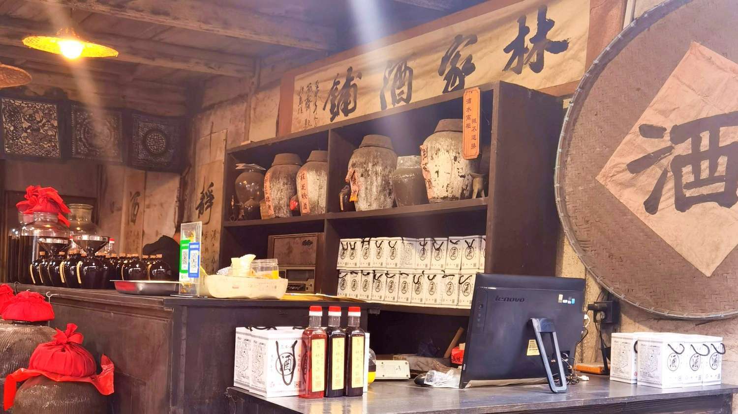 林家酒铺的旧址也在这里，门口依旧是商铺的样子，白酒都是可以直接购卖