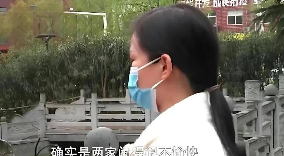 女子未婚先孕婆婆看不起，成婚只给一枚戒指，母亲：嫁就隔绝关系