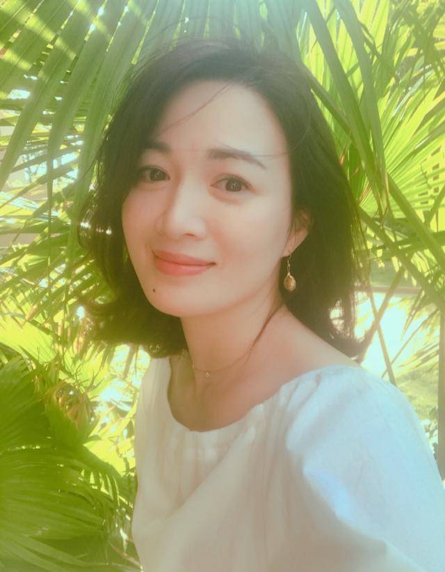 《鹿鼎记》双儿陈少霞庆贺成婚2周年，巨型蓝宝石戒指抢镜