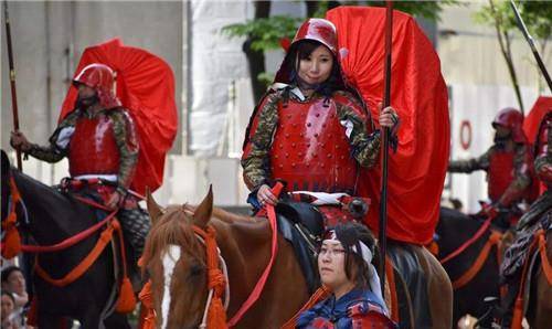 为啥日本武士要穿“史上最丑披风”？学者：是在模拟一种剧毒动物