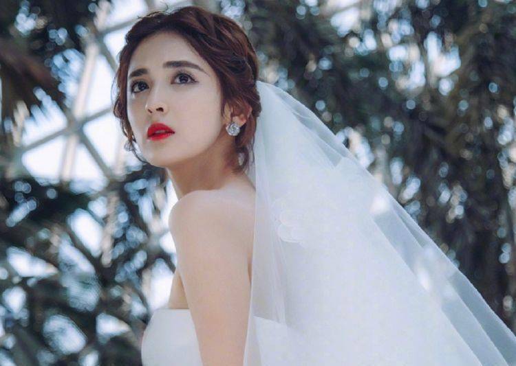 BG真人女星的“绝美婚纱”：刘亦菲天仙美人赵丽颖凤冠霞帔有多惊艳！(图4)