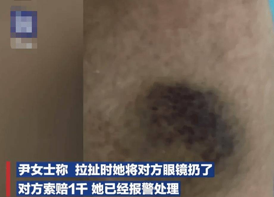 KTV女工做人员回绝喝一箱半酒，被醒酒顾客殴打，网友：太跋扈狂了