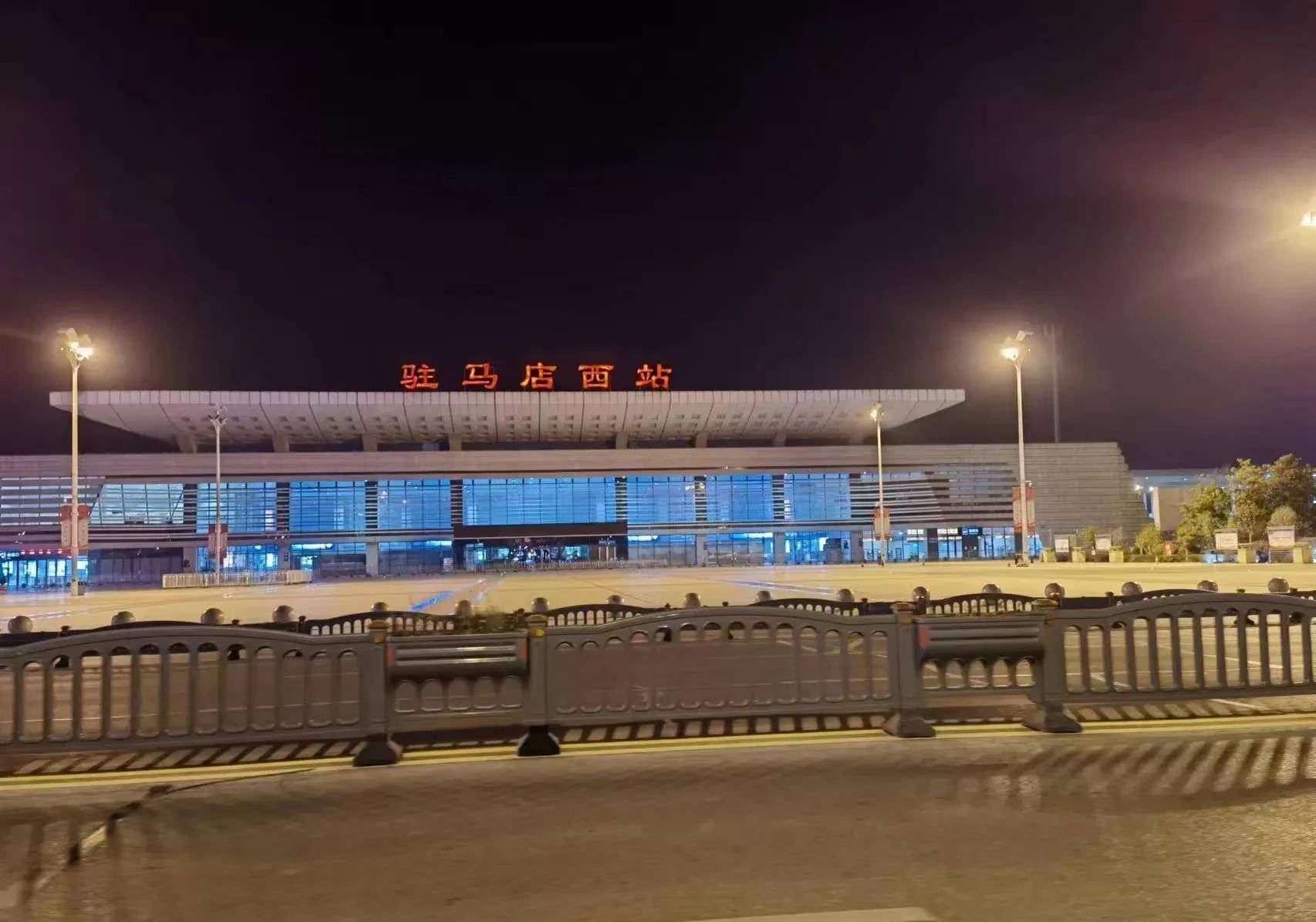 勿放贵重物品！驻马店西站停车场多车被砸窗