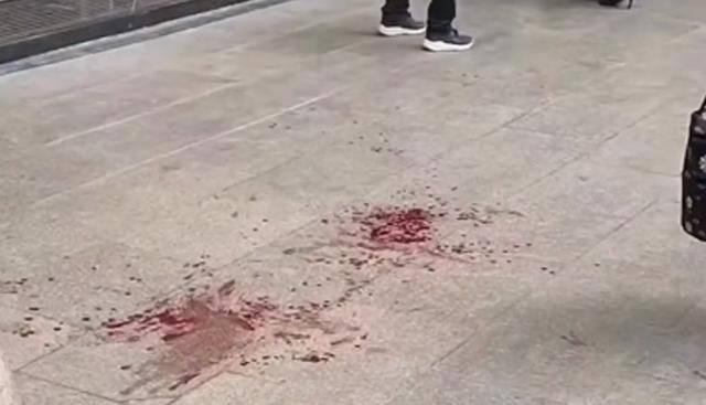山东一金店发生抢劫案，嫌犯持刀行凶砍伤民警，官方回应了