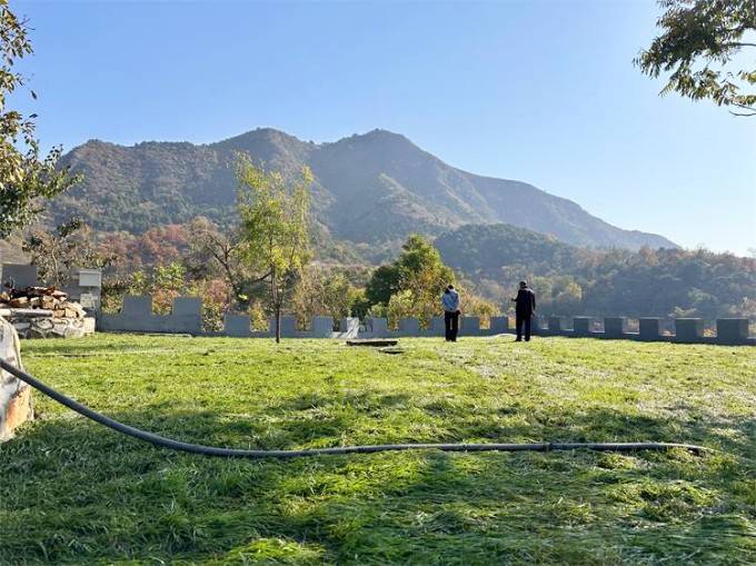 天津蓟州盘山民宿公司团建家庭聚会露营保举：雾屿林民宿，四面环山果树环绕