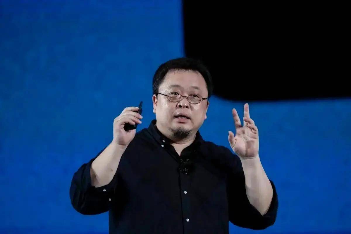 罗老师之所以有这通拉踩式的发言，我是非常理解的。显然，他是真的把智