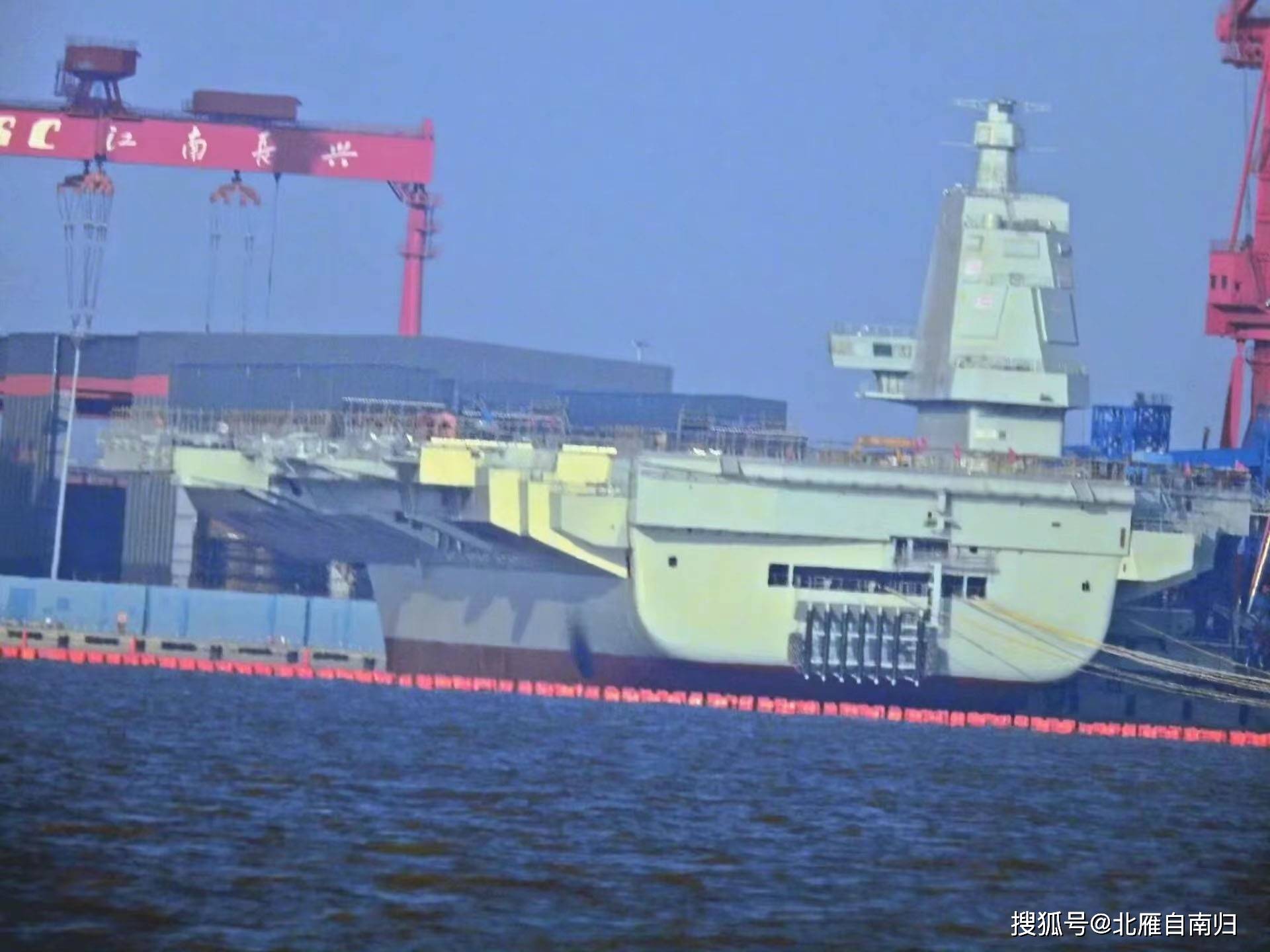 原标题：辽宁舰满船铁锈回厂，海军重回单航母时代，为何入役十年就要中修
