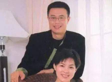 央视主持人白燕升：对瘫痪老婆不离不弃，50岁生二胎，今儿女双全