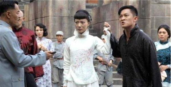 其实这位星二代也是有演戏经历的。他在《打狗棍》中饰演童年的马九斤。