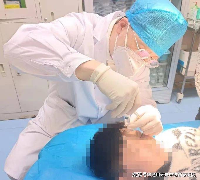 男童被宠物猫抓伤左眼，判定为犬伤三级暴露……