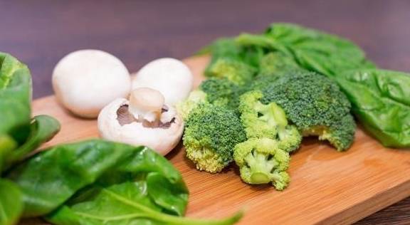 隔夜菜可以吃吗？营养专家表示：有3种菜隔夜有害健康，尽早扔掉