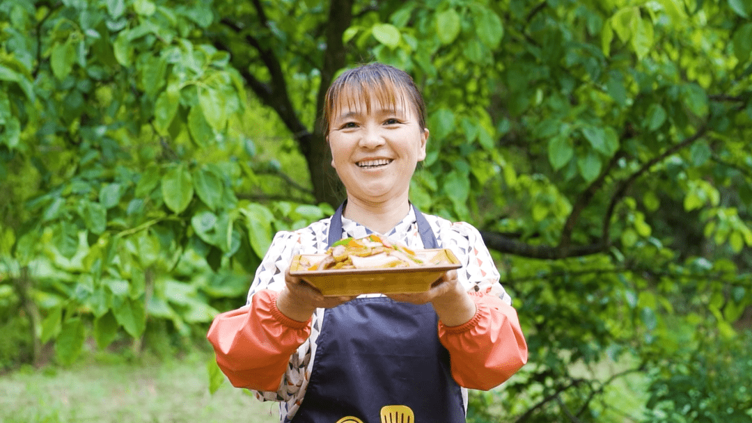 春入巴山丨那条绝美景不雅大道带你畅游金色油菜花海……